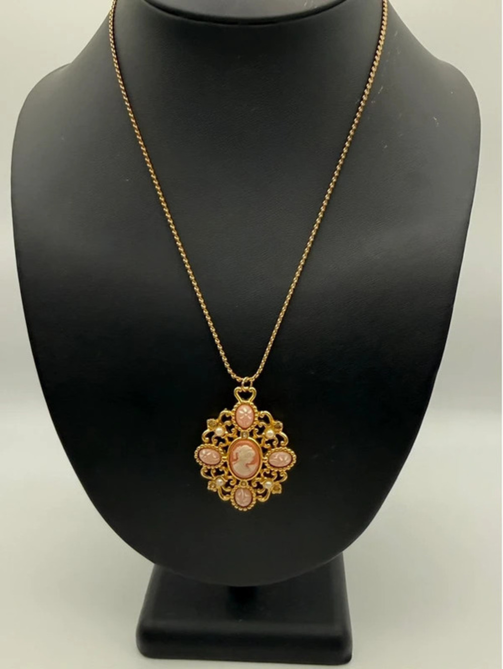 Vintage Avon Cameo Pendant Necklace